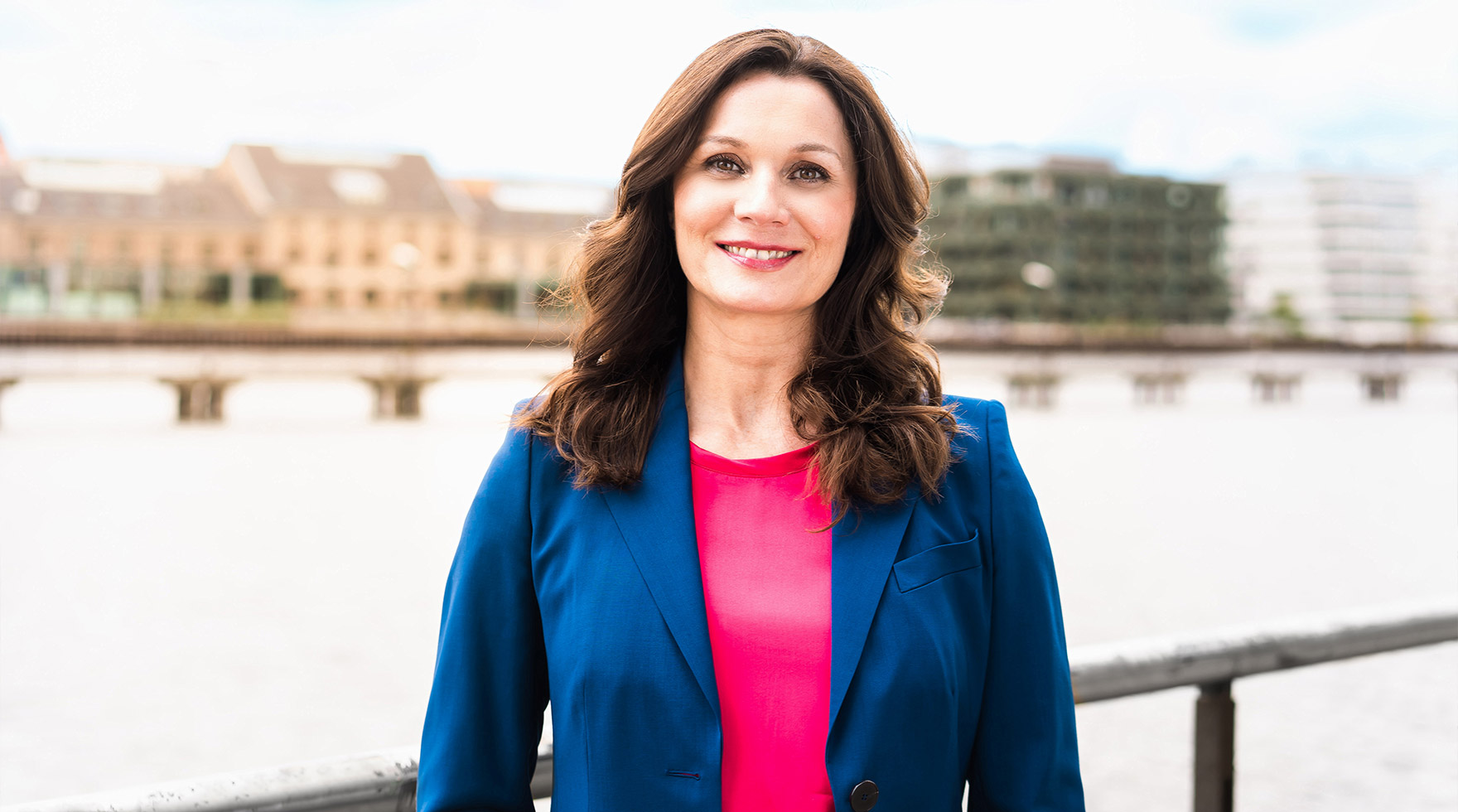 Porträt von Business Coach Alice Fiedler an der Spree in Berlin