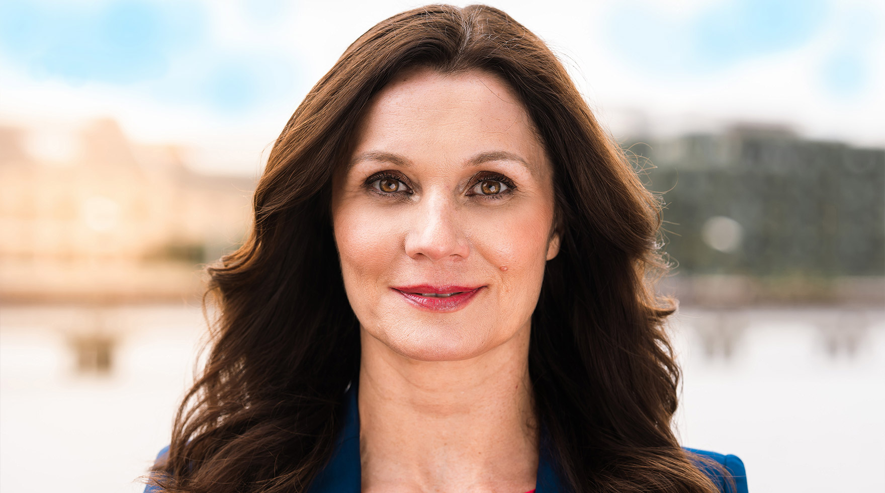 Porträt von Business Coach Alice Fiedler an der Spree in Berlin