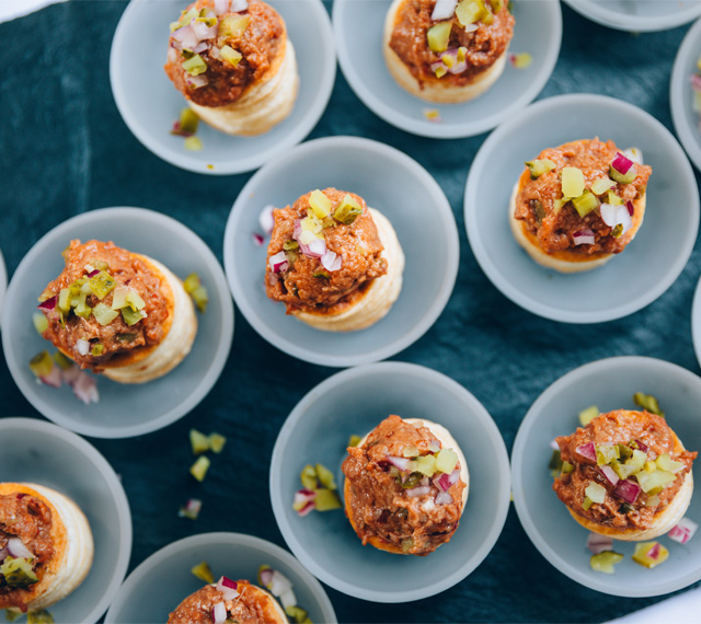 Fingerfood auf kleinen Tellern serviert