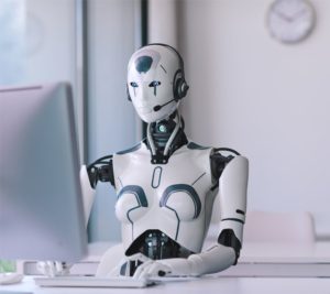 Roboter sitzt vor einem Computer und surft auf einer Website