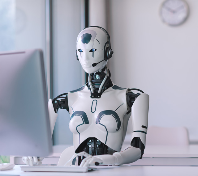 Roboter sitzt vor einem Computer und surft auf einer Website