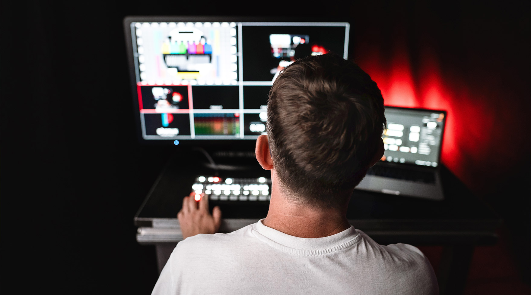 Video Regisseur arbeitet an Monitoren in der Regie