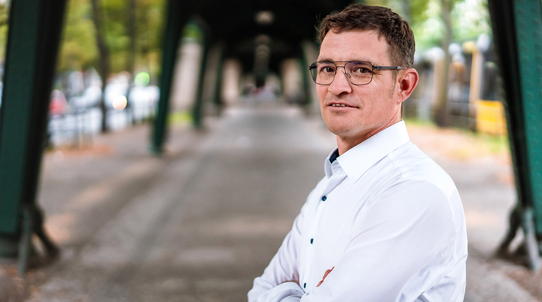 Porträt von Rene Höno des Unternehmens phonux events unter S-Bahn-Bögen