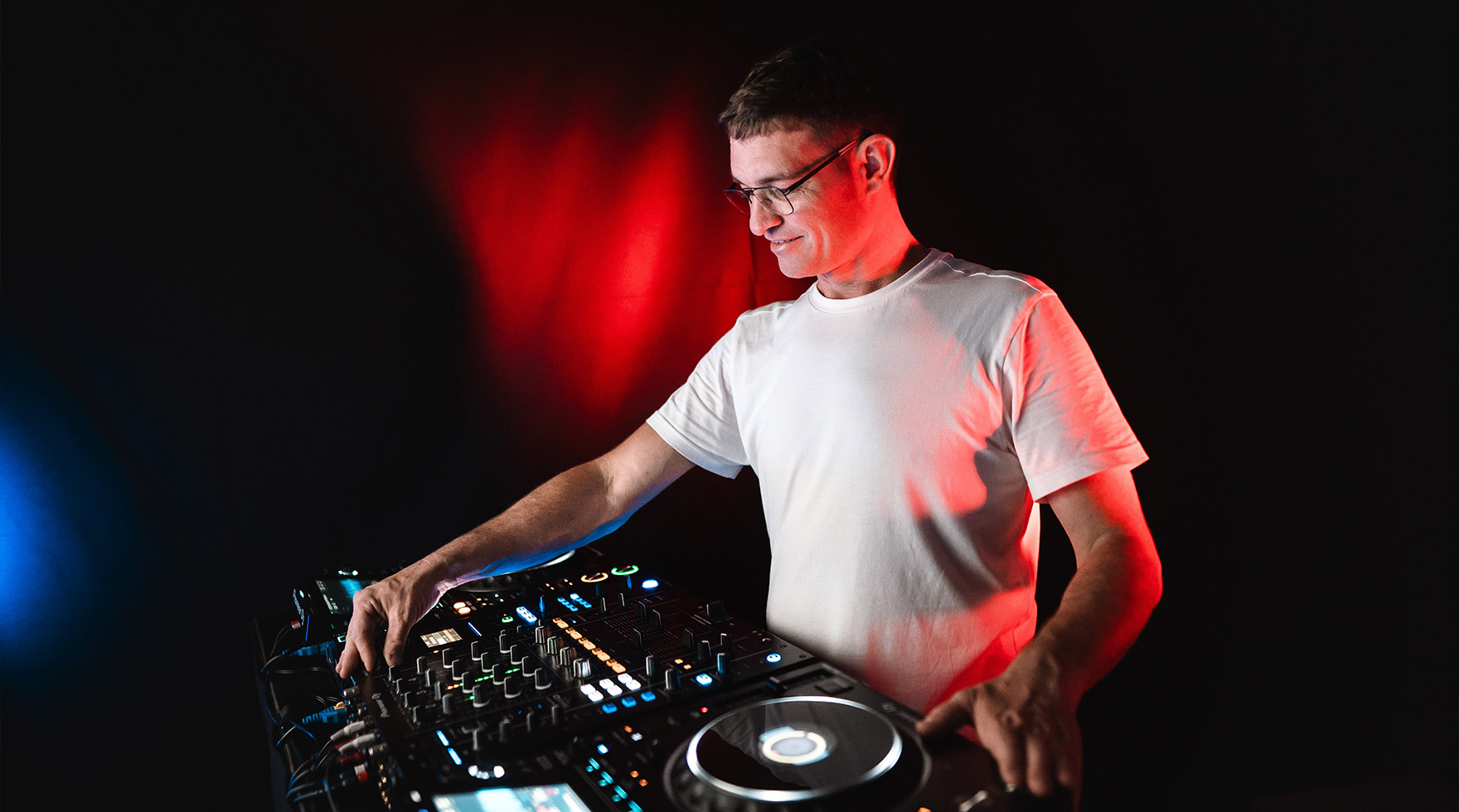 Soundtechniker an einem DJ-Pult