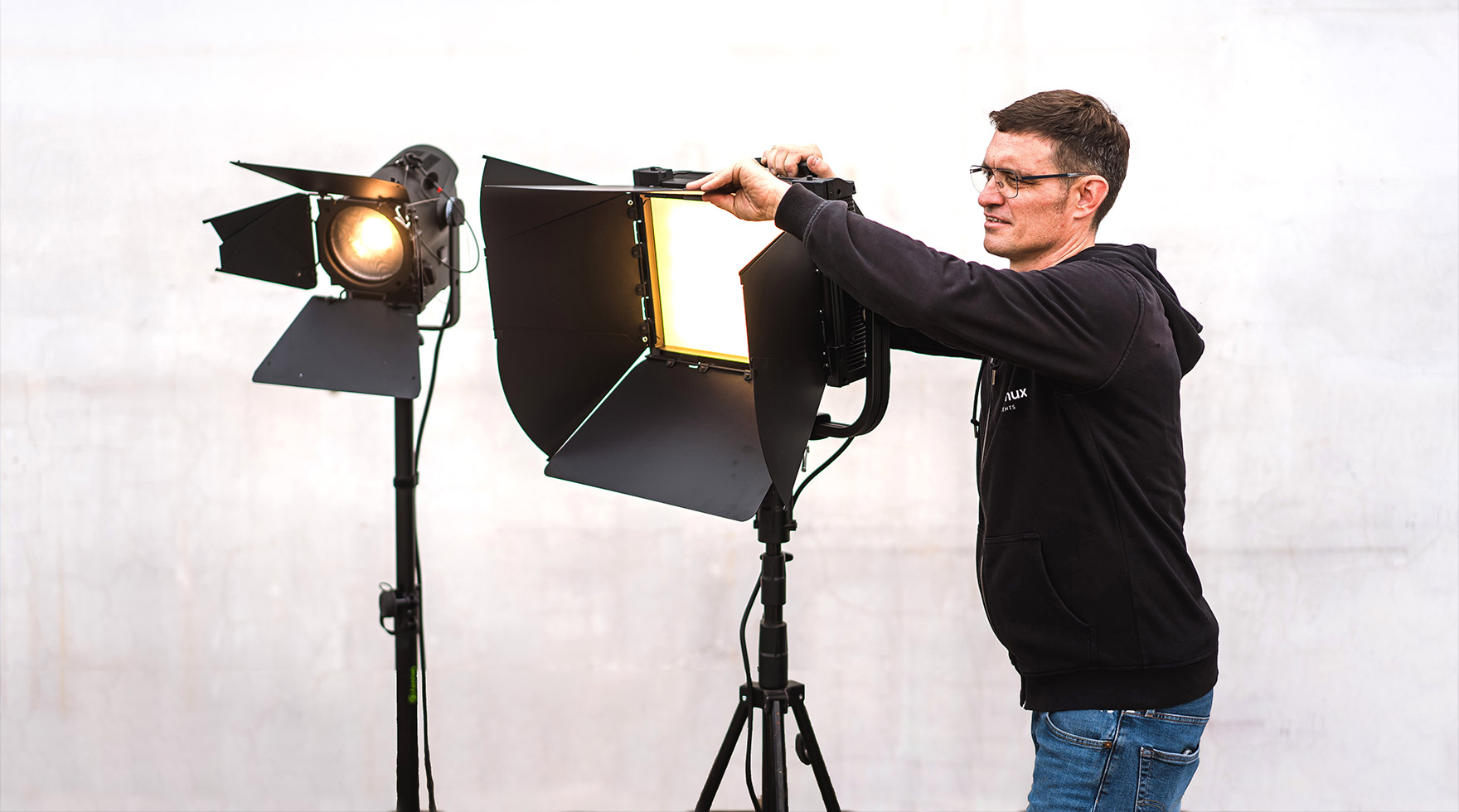 Lichttechniker richtet Scheinwerfer ein