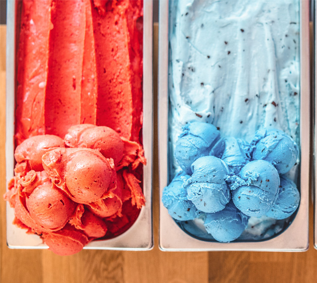 Zwei große Schalen in der Eistheke mit frischer Eiscreme im Eisladen