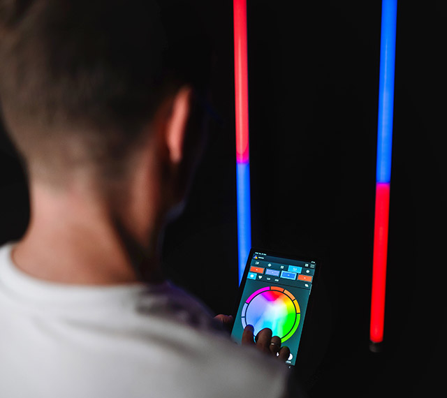 Techniker bedient Astera Lampen mit einem Tablet